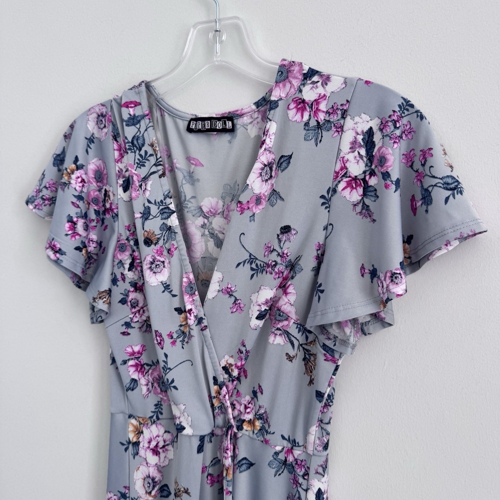Paper Doll Women's Floral Wrap Dress Gray Pink Flutter Sleeve Size M - Picture 3 of 7